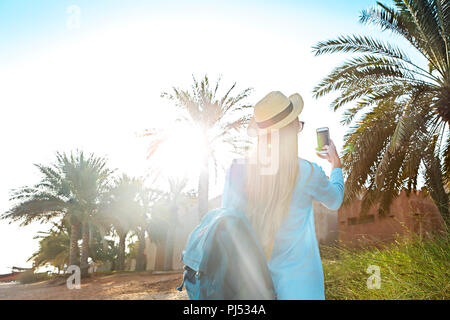 Junge touristische Frau in hat die Foto des alten Teil von Dubai über Mobile Smartphone Stockfoto