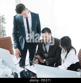 Mitarbeiter, die mit finanziellen Unterlagen im Büro. Stockfoto