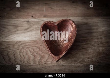 Holz- Salat Schüssel in der Form des Herzens Stockfoto