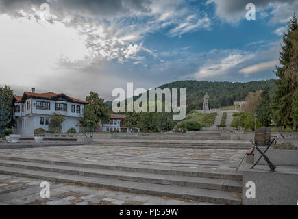 Kalofer, Bulgarien - 25. August 2018: Gedenkstätte, enorme Granit statue Denkmal von Hristo Botev, Dichter und Revolutionär, der Bulgarischen Nationalen Re Stockfoto