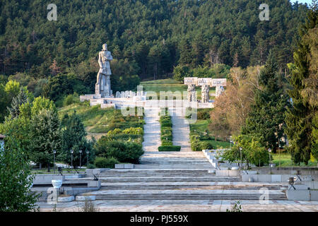 Kalofer, Bulgarien - 25. August 2018: Gedenkstätte, enorme Granit statue Denkmal von Hristo Botev, Dichter und Revolutionär, der Bulgarischen Nationalen Re Stockfoto