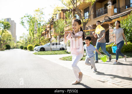 Glückliche junge Familie mit schmetterlingsnetze im Freien Stockfoto