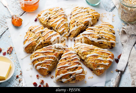 Scones mit Hafer, Preiselbeere und Pecan-Nüssen auf hölzernen Hintergrund. Ansicht von oben. Stockfoto