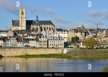 Nevers (Burgund, Frankreich). Blick auf die Stadt von der Loire Laufsteg mit der Kathedrale von St. Cyr und St. Julitte. Stockfoto