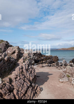 Achnahaird Beach in Wester Ross, Scottish Highlands. Ruhig, cresent geformt Strand an der Nordwestküste von Schottland, mit Bergen im Hintergrund Stockfoto