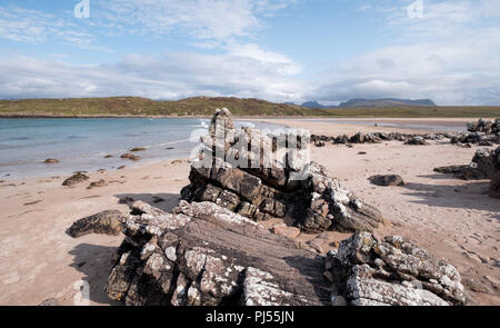 Achnahaird Beach in Wester Ross, Scottish Highlands. Ruhig, cresent geformt Strand an der Nordwestküste von Schottland, mit Bergen im Hintergrund Stockfoto