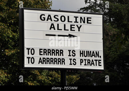 Humorvoll Schild am Goodwood Revival. Gasoline Alley. Irren ist menschlich, zu arr ist Pirat. Zu arrrrrr Pirat ist. Witz Stockfoto