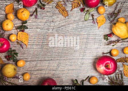 Gelbe und rote Äpfel Äpfel auf dem alten Holztisch. Herbst Hintergrund. Das Konzept einer gesunden Ernährung, Diät. Stockfoto