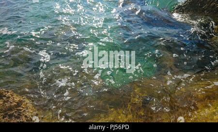 Felsigen Strand, Bue transparenten Meer Stockfoto