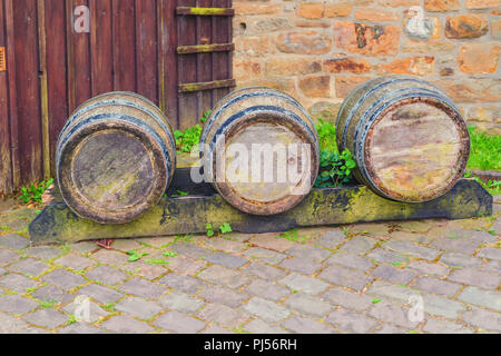 Eichenfass oder Wein Faß Bier und Wein in einer Brauerei zu speichern. Stockfoto