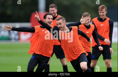 England's Ben Chilwell und James Maddison während einer Trainingseinheit im St Georges' Park, Burton. Stockfoto