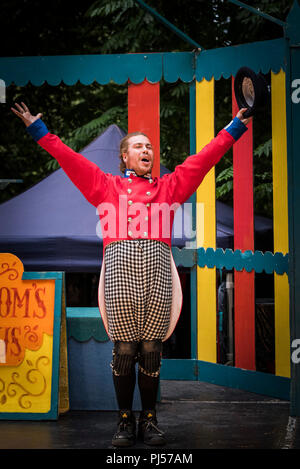 Eine Performance von Dr. Dolittle von Illyria Theater Co.at Trebah Garden Amphitheater in Cornwall. Stockfoto