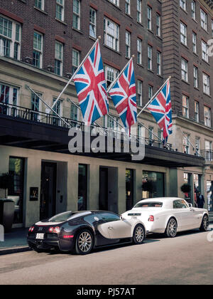 Bugatti Veyron und Rolls Royce Phamtom außerhalb Mayfair Hotel London UK geparkt Stockfoto