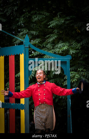 Eine Performance von Dr. Dolittle von Illyria Theater Co.at Trebah Garden Amphitheater in Cornwall. Stockfoto