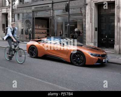 BMW i8 Roadster auf einer Straße in London, Großbritannien Stockfoto