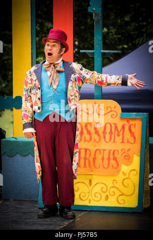 Eine Performance von Dr. Dolittle von Illyria Theater Co.at Trebah Garden Amphitheater in Cornwall. Stockfoto