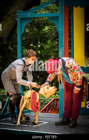 Eine Performance von Dr. Dolittle von Illyria Theater Co.at Trebah Garden Amphitheater in Cornwall. Stockfoto