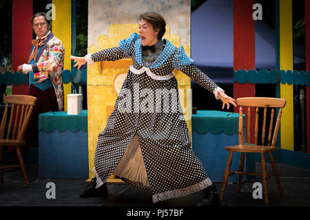 Eine Performance von Dr. Dolittle von Illyria Theater Co.at Trebah Garden Amphitheater in Cornwall. Stockfoto