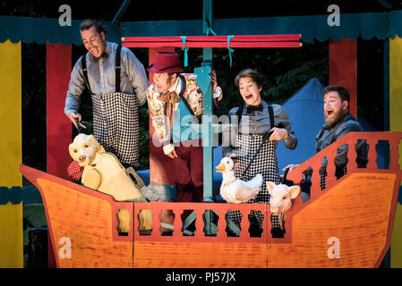 Eine Performance von Dr. Dolittle von Illyria Theater im Trebah Garten Amphitheater in Cornwall. Stockfoto