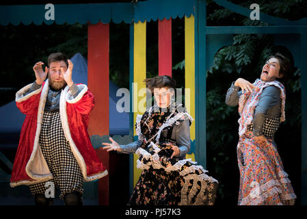 Eine Performance von Dr. Dolittle von Illyria Theater Co.at Trebah Garden Amphitheater in Cornwall. Stockfoto