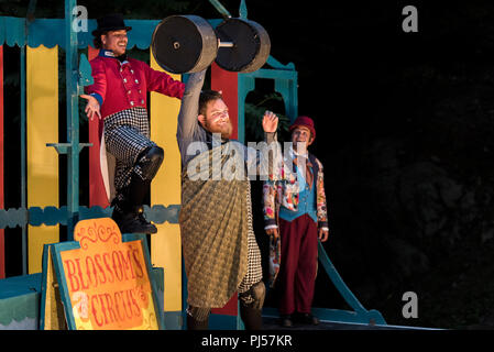 Eine Performance von Dr. Dolittle von Illyria Theater Co.at Trebah Garden Amphitheater in Cornwall. Stockfoto