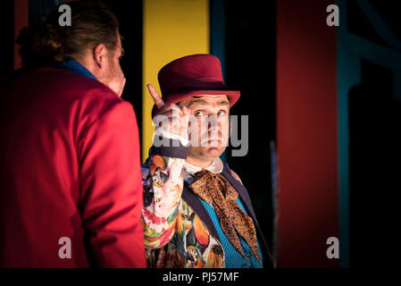 Eine Performance von Dr. Dolittle von Illyria Theater Co.at Trebah Garden Amphitheater in Cornwall. Stockfoto