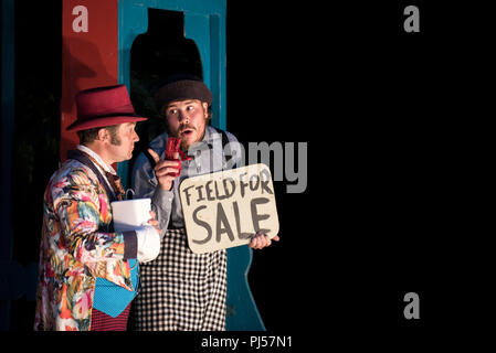 Eine Performance von Dr. Dolittle von Illyria Theater Co.at Trebah Garden Amphitheater in Cornwall. Stockfoto