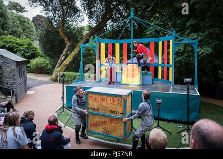 Eine Performance von Dr. Dolittle von Illyria Theater Co.at Trebah Garden Amphitheater in Cornwall. Stockfoto