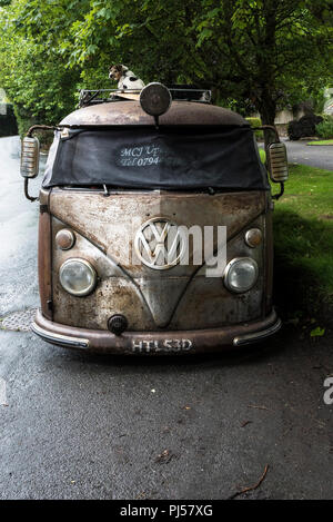 Ein vintage Ratte suchen Volkswagen Wohnmobil am Straßenrand geparkt. Stockfoto