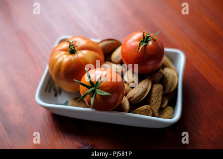 Obst und Mandeln auf einer Platte Stockfoto