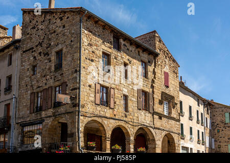 Place de la Halle von Pradelles beschriftet les plus beaux villages de France auf Stevenson Trail, Haute-Loire, Auvergne Rhône-Alpes, Frankreich Stockfoto