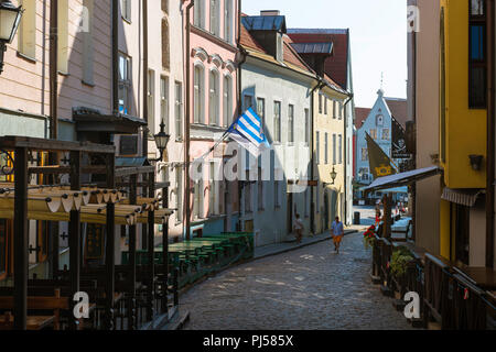 Die Straße von Tallinn mit Blick auf die Straße Dunkri in der Nähe des Rathausplatzes im historischen mittelalterlichen Altstadtviertel (Vanalinn) in Tallinn, Estland. Stockfoto