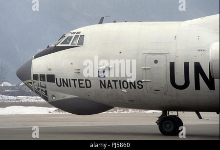 8. März 1993 während der Belagerung von Sarajevo: am Flughafen von Sarajevo, das von den Vereinten Nationen Iljuschin Il-76 Transport jet Taxis, nur nach der Landung. Stockfoto