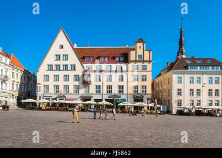 Tallinn Old Town Square, mit Blick auf ein sommermorgen auf den Rathausplatz in der mittelalterlichen Altstadt von Tallinn, Estland. Stockfoto
