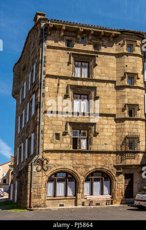 Place de la Halle von Pradelles beschriftet les plus beaux villages de France auf Stevenson Trail, Haute-Loire, Auvergne Rhône-Alpes, Frankreich Stockfoto