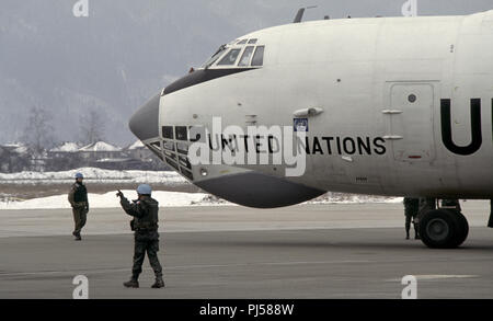 8. März 1993 während der Belagerung von Sarajevo: am Flughafen von Sarajevo, Französischer UN-Soldaten direkt der Pilot einer Vereinten Nationen Iljuschin Il-76 transport Jet, der gerade gelandet ist. Stockfoto
