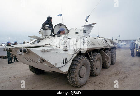 8. März 1993 während der Belagerung von Sarajevo: die Vereinten Nationen ukrainischen BTR-80 APC in der Nähe des Terminal am Flughafen von Sarajevo geparkt. Im Hintergrund sind französische UN-Soldaten vor, die neben ihrer eigenen gepanzerte Truppentransporter. Stockfoto