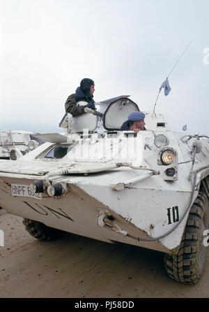 8. März 1993 während der Belagerung von Sarajevo: die Vereinten Nationen ukrainischen BTR-80 APC und zwei seiner Mannschaft, in der Nähe des Terminalgebäudes am Flughafen von Sarajevo geparkt. Stockfoto