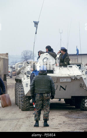 8. März 1993 während der Belagerung von Sarajevo: die Vereinten Nationen ukrainischen BTR-80 APC in der Nähe des Terminal am Flughafen von Sarajevo geparkt. Stockfoto
