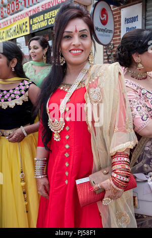 Stellen Porträt einer wunderschönen Sikh Frau an einer Hochzeitsfeier in Richmond Hill, Queens, New York. Stockfoto