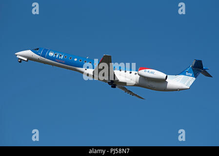 Eine Embraer ERJ-145 Abfahrt Flughafen iNVERNESS auf seinem Flug nach Dublin in Irland. Stockfoto