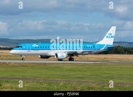 Eine geplante Flug täglich zwischen Inverness und Skipol in Amsterdam Taxis an der schottischen Highlands Flughafen. Stockfoto