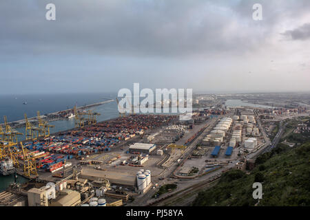 Barcelona, Spanien - 10. Mai 2018: Barcelona industrielle Fracht Hafen Luftaufnahme von Montjuic Hügel. Lagerhallen, Docks, Silos, Autos und bunten Conta Stockfoto