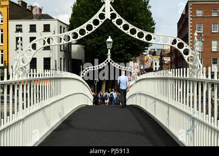 Blick entlang der Ha'Penny Bridge über den Liffey in Dublin, Irland Stockfoto