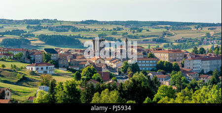 Dorf von Saugues auf der Via Podiensis, Camino de Santiago, Haute Loire, Auvergne Rhône-Alpes, Frankreich, Europa Stockfoto