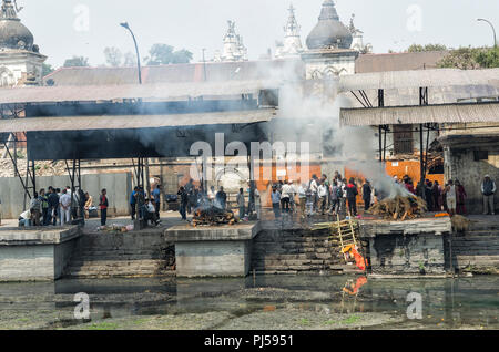 Kathmandu, Nepal - April 15, 2016: Die feuerbestattung Zeremonie entlang des heiligen Flusses Bagmati in Bhasmeshvar Ghat an Pashupatinath Tempel in Kathmandu. - Die Stockfoto