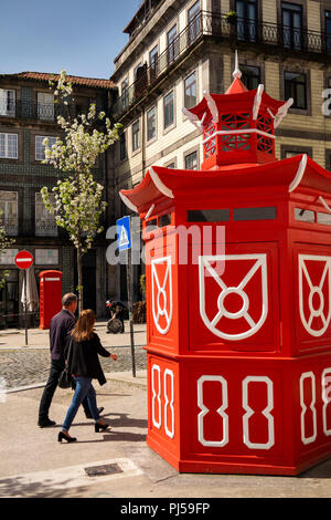 Portugal, Porto, Largo Mompilher, rote Pagode geformt Quiosque, traditionelle Straße Vertrieb kiosk Stockfoto