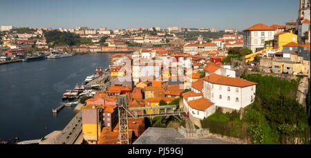 Portugal, Porto, erhöhte Panoramablick auf Stadtteil Ribeira Weltkulturerbe, von Luis I Brücke Stockfoto