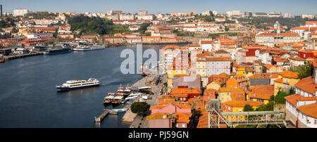 Portugal, Porto, erhöhte Panoramablick auf Stadtteil Ribeira Weltkulturerbe, von Luis I Brücke Stockfoto