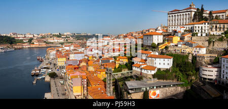 Portugal, Porto, erhöhte Panoramablick auf Stadtteil Ribeira Weltkulturerbe, von Luis I Brücke Stockfoto